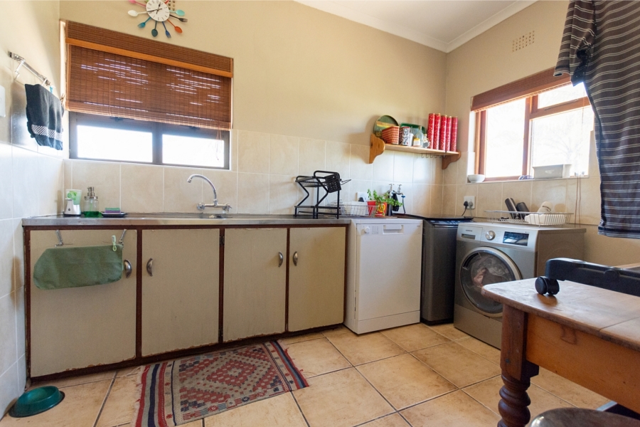 6 Bedroom Property for Sale in Middedorp Western Cape